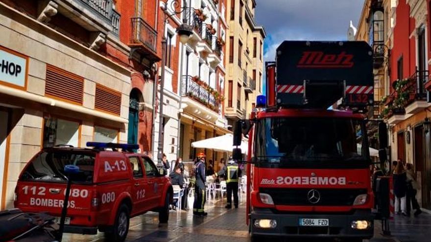 Intervención en la calle Ancha de León. / Bomberos del Ayuntamiento de León