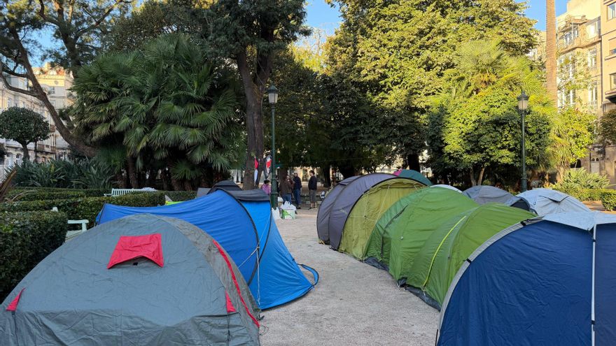 Lanzan petardos y amenazan con un palo a los acampados por la vivienda en Vigo