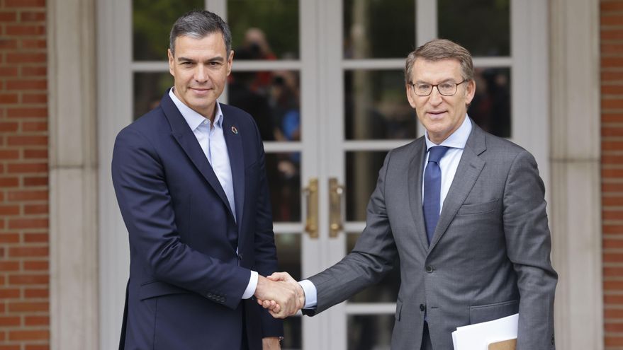 El presidente del Gobierno, Pedro Sánchez (i), y el líder del PP, Alberto Núñez Feijóo (d), en una imagen de archivo. EFE/ Sergio Pérez