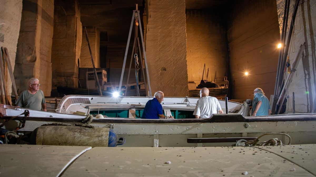 Los voluntarios de Amics de la Mar en la pedrera de Robadones trabajan en el mantenimiento de más de cien barcos tradicionales desde hace tres décadas
