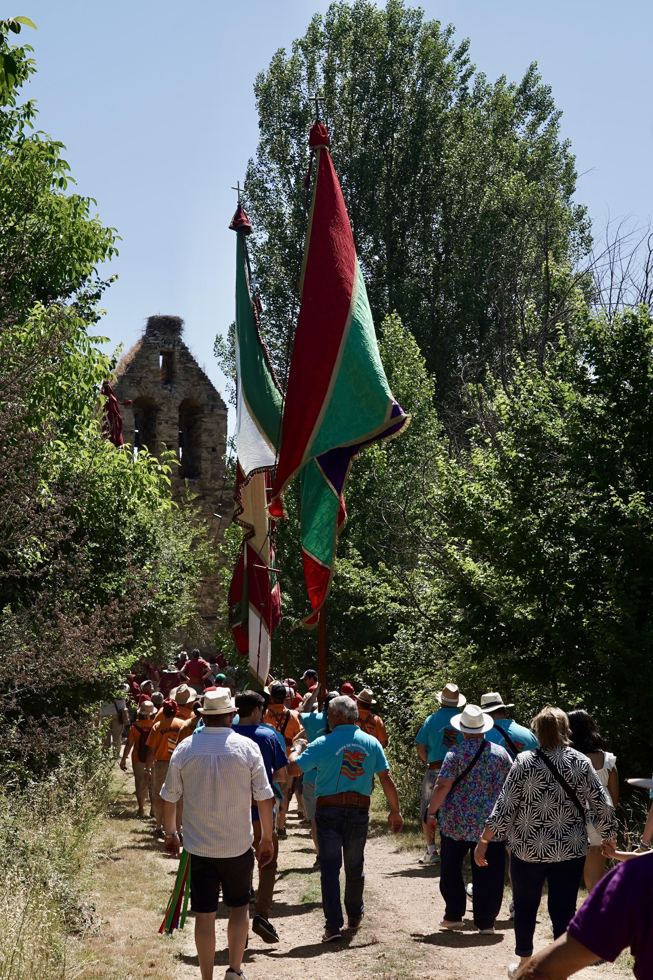Orgullo de pendones en Oteruelo de la Valduerna para airear la seña de identidad leonesa