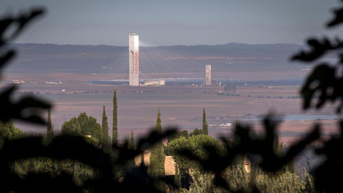 Abengoa lidera las caídas de la bolsa con una bajada del 10 % al volver a cotizar