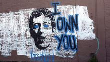 Grafiti con la cara de Mark Zuckerberg y la frase: "Eres mío".