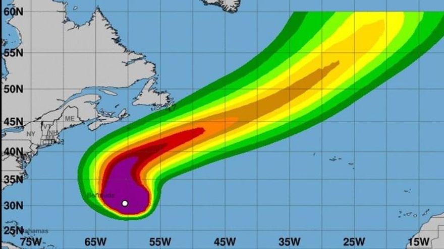 Una potente borrasca atlántica, restos del huracán Épsilon, puede dejar olas de hasta ocho metros en Canarias