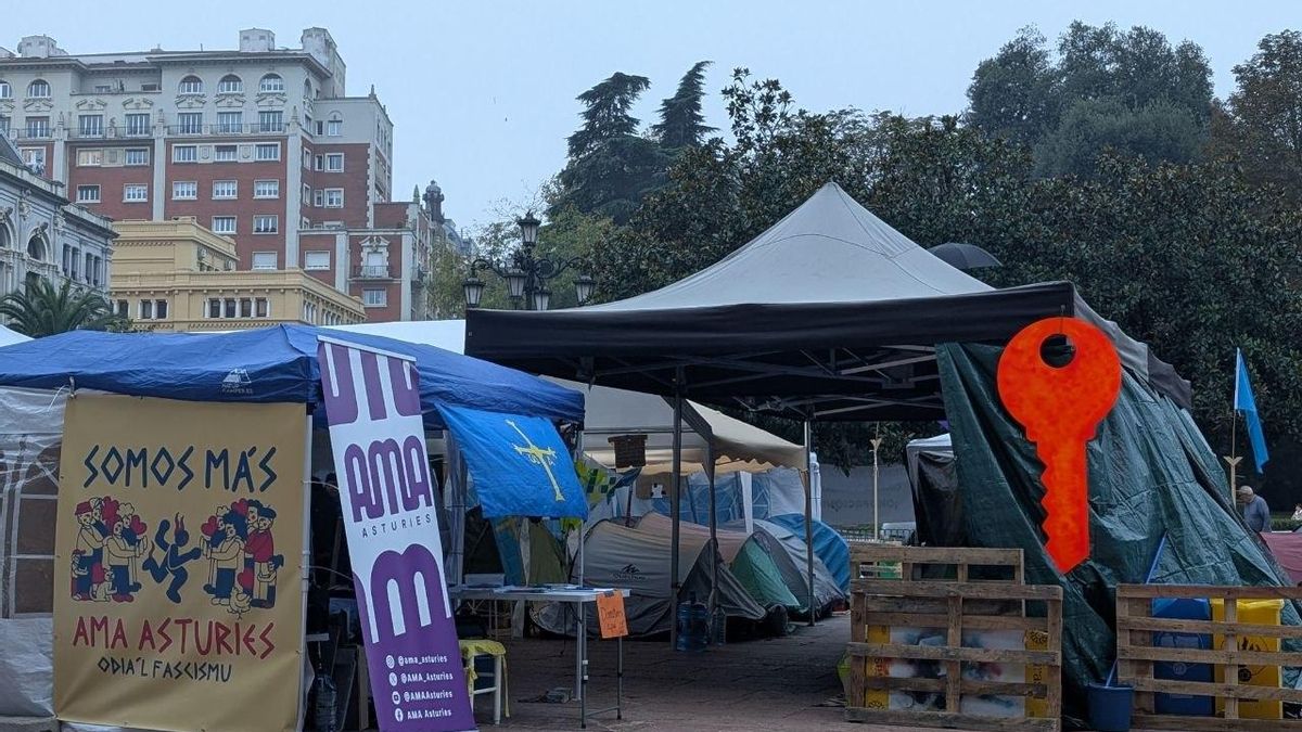 La acampada en la capital asturiana reivindica el derecho a una vivienda digna.