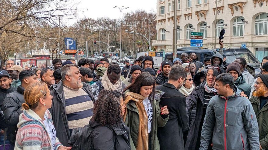 Migrantes sin papeles y colectivos sociales celebran la regularización frente al Congreso: "Salir a la calle sin miedo es un logro"