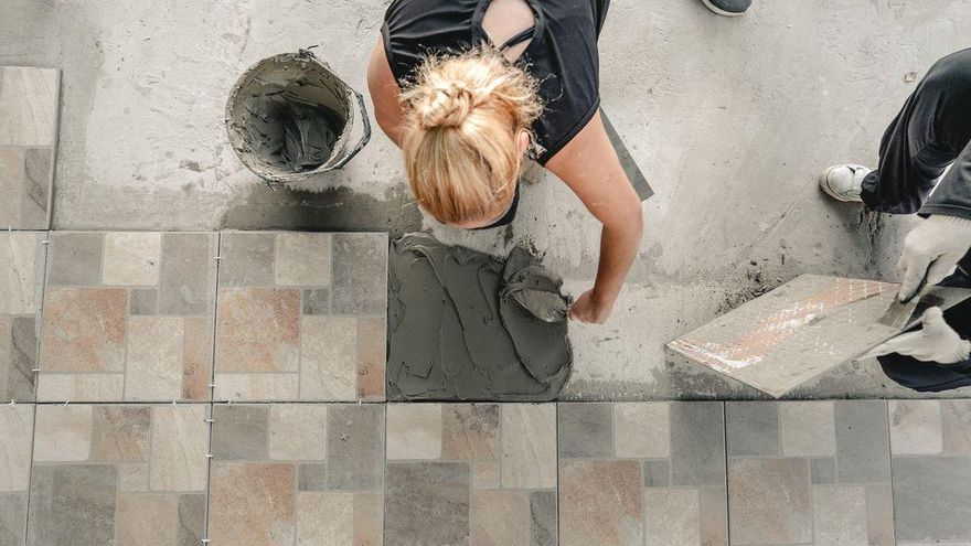 Mujeres que construyen: el desafío de romper las brechas de género en el sector de la construcción