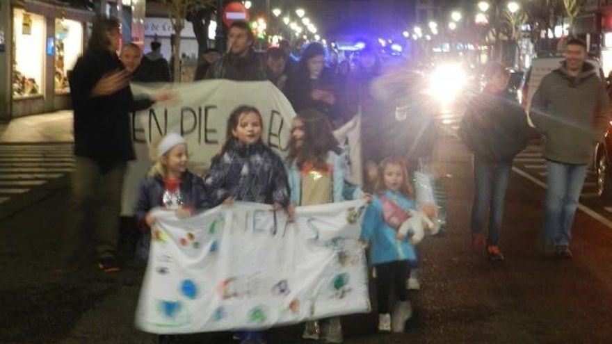 En plena manifestación, familias leonesas defendiendo el planeta.