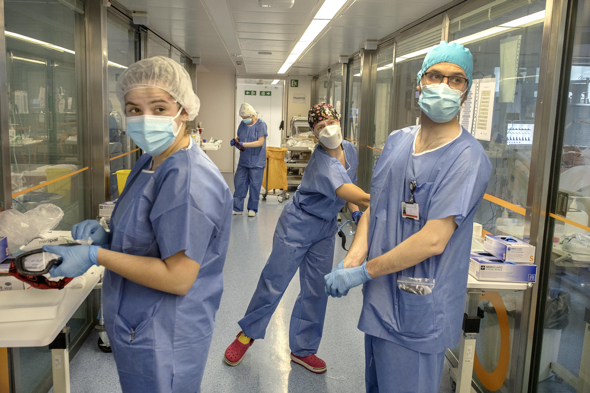 El proceso de quitarse, ponerse y limpiar los equipos de protección individual (EPI) ralentiza el trabajo de los sanitarios en las UCIs. Cada entrada a una de las habitaciones requiere alrededor de 5 minutos de preparación y 5 minutos de limpieza al salir.