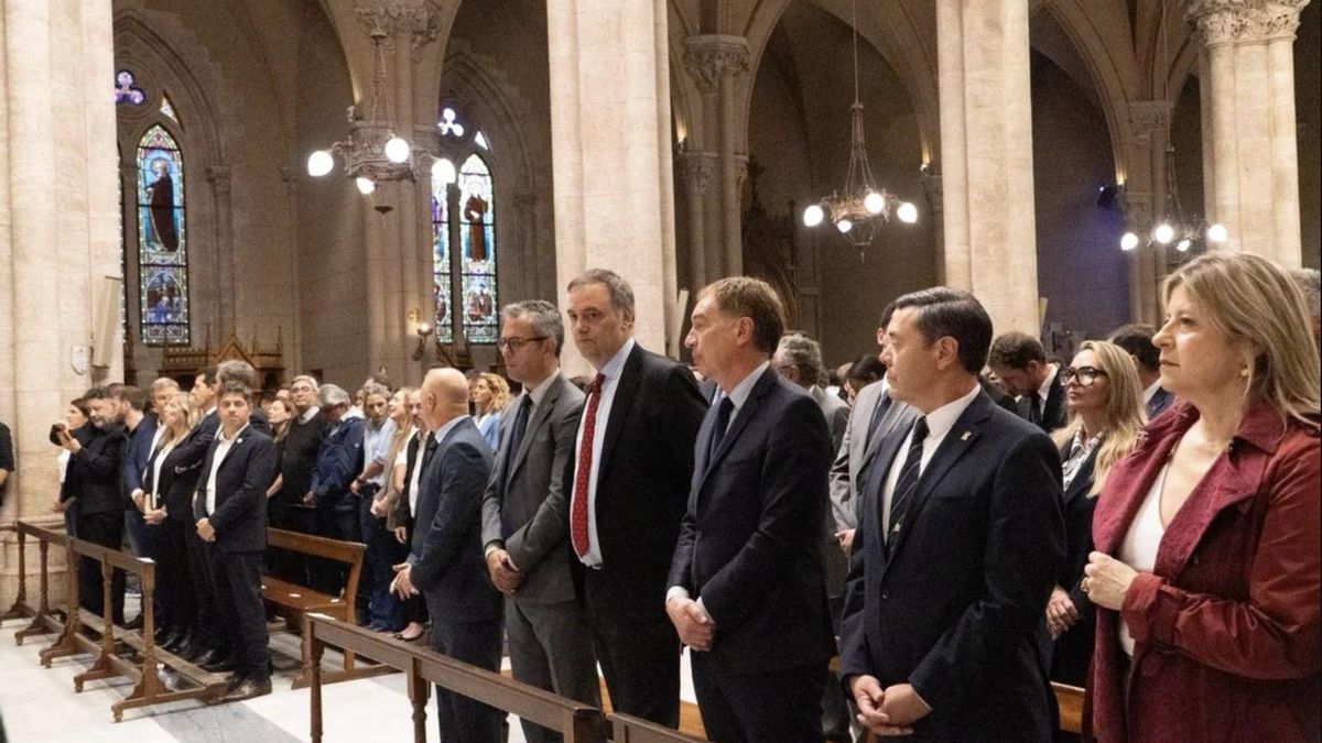 Axel Kicillof compartió escena con Manuel Adorni en la Basílica de Luján.
