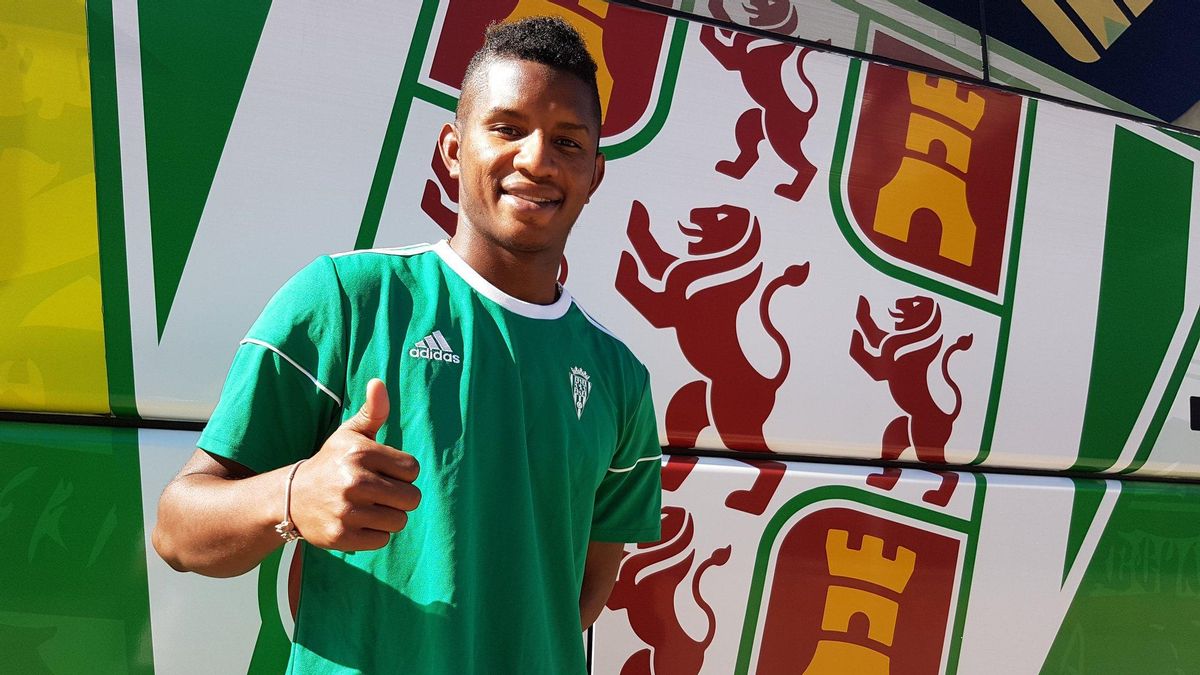 El panameño Fidel Escobar, frente al autobús del Córdoba CF