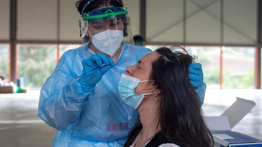 Una trabajadora sanitaria realiza una prueba PCR, en una fotografía de archivo.
