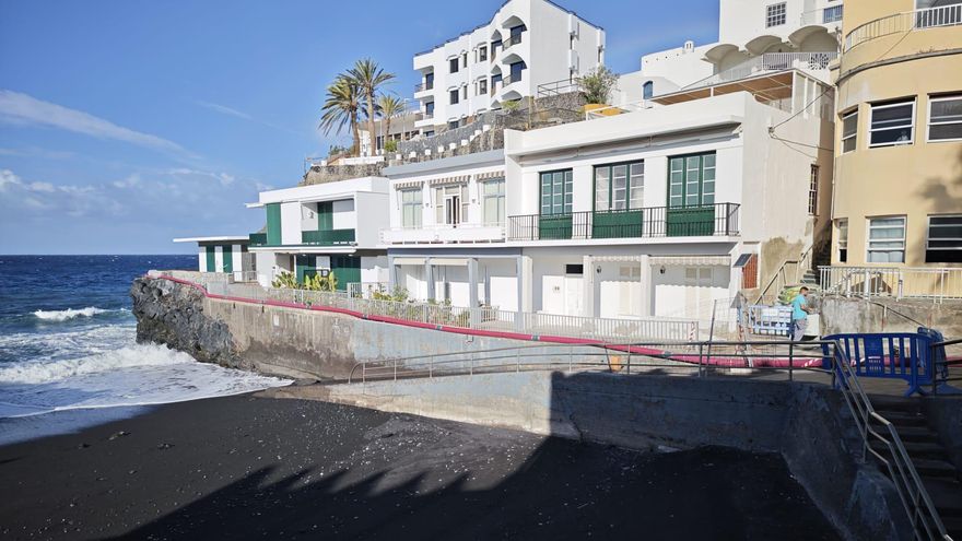 El tubo que permitirá extraer  los gases volcánicos del subsuelo de uno de los garajes de la ‘zona negra’ de Puerto Naos  (Los Llanos de Aridane).