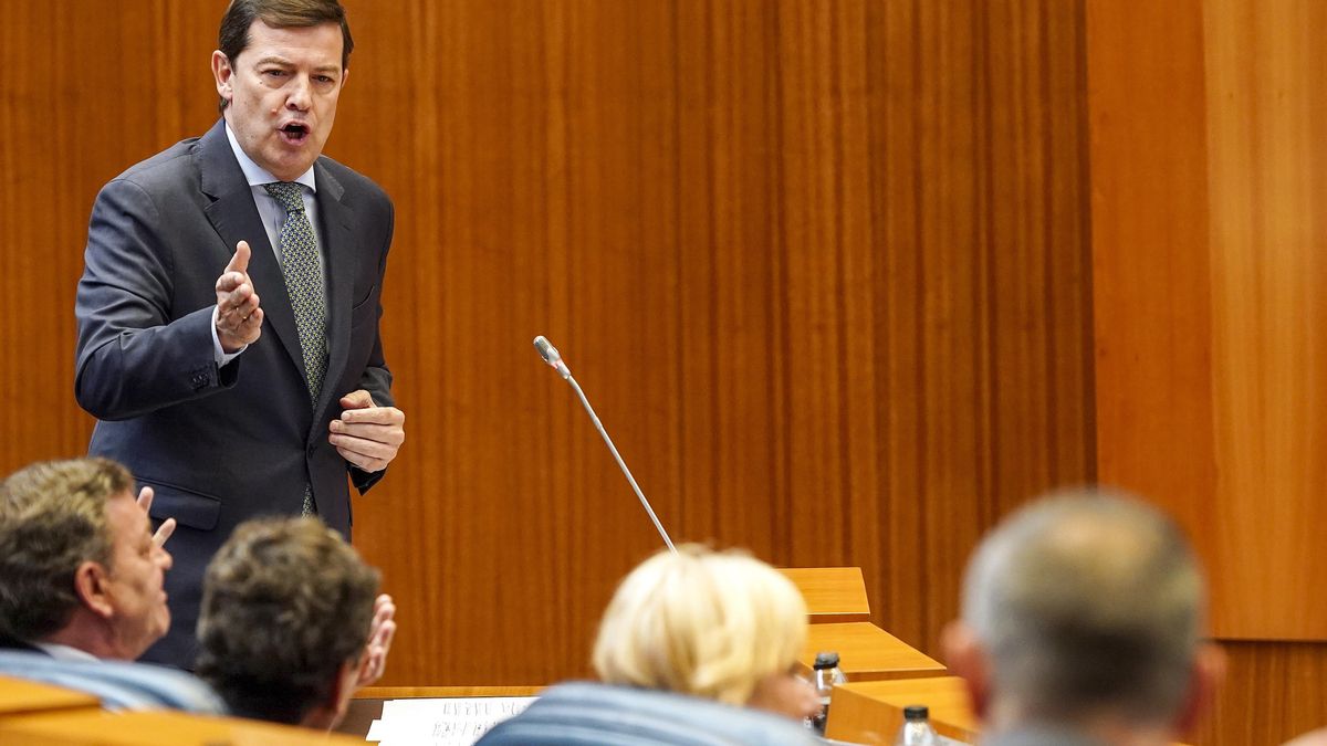 El presidente de la Junta de Castilla y León, Alfonso Fernández Mañueco (i), este martes en el pleno del parlamento autonómico.
