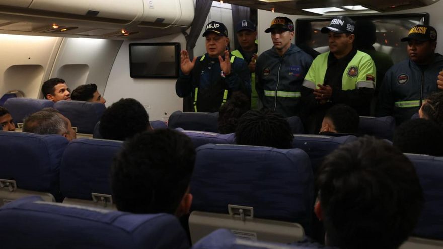 Ministro venezolano dice que 16 de los deportados por EE.UU. son buscados por la Justicia