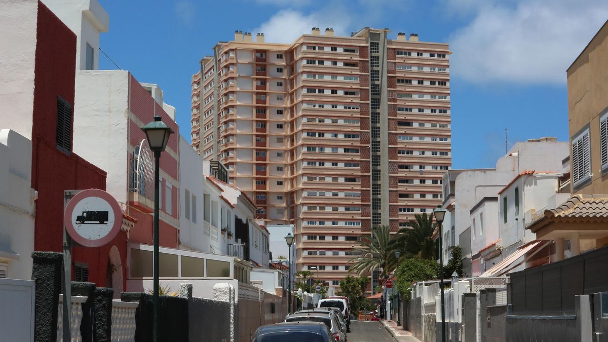 Casas unifamiliares en la calle Juan de Escobedo, en Las Palmas de Gran Canaria, frente a un bloque de viviendas en la Avenida de Escaleritas