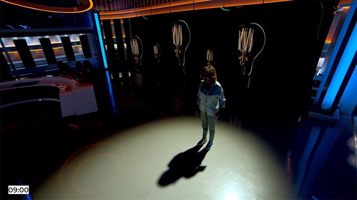 Ana Rosa Quintana convierte un meme en su editorial para responsabilizar a Pedro Sánchez del apagón