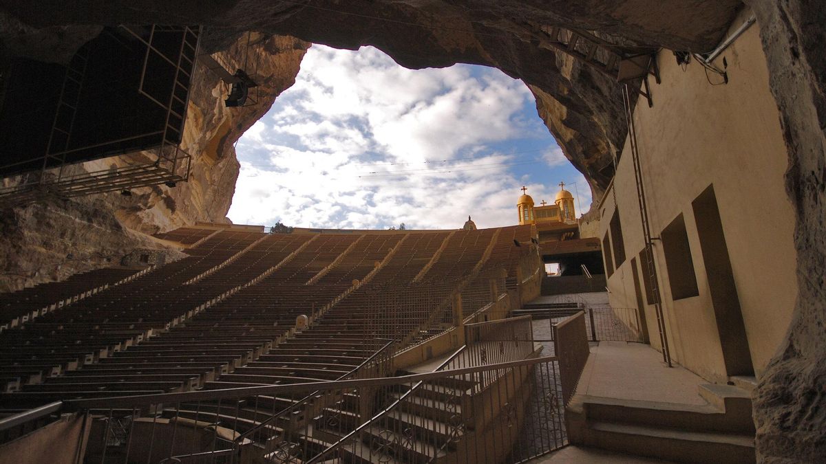 Monasterio de San Simón. Esta enorme cueva es uno de los lugares de peregrinación más venerados por la comunidad copta de Egipto.