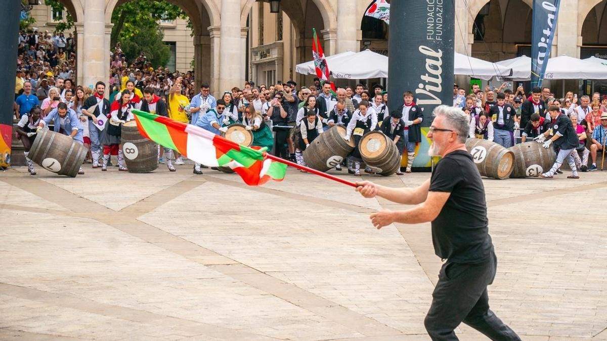 Vitoria ensaya por Santiago un nuevo paseíllo de las cuadrillas de blusas y neskak de cara las fiestas de La Blanca