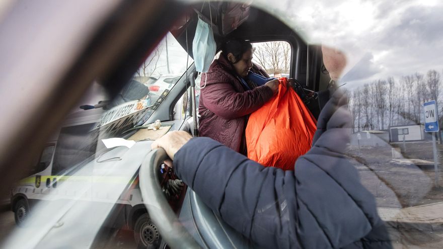 Refugiados en la frontera entre Moldavia y Ucrania, este domingo. EFE/EPA/DUMITRU DORU