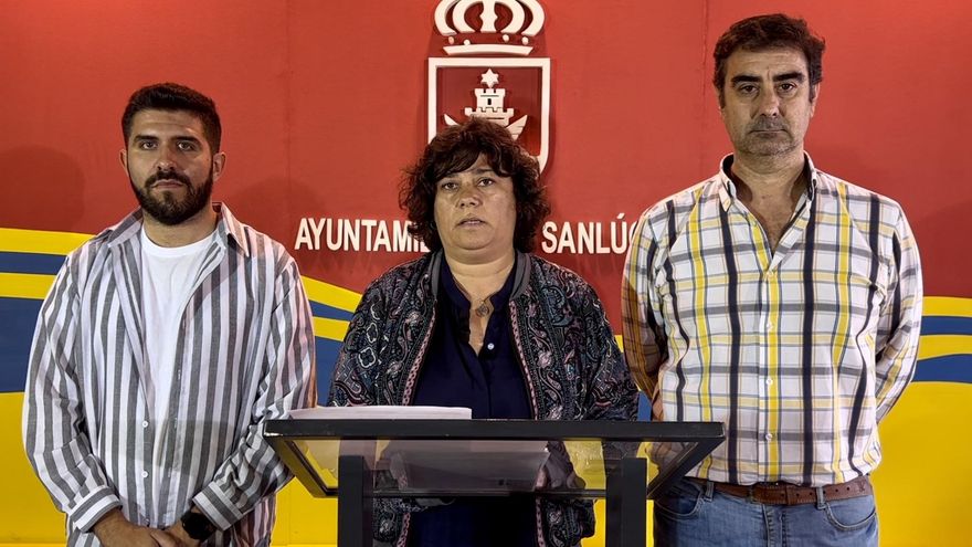 Archivo - La alcaldesa de Sanlúcar, Carmen Álvarez, junto a dos ediles del equipo de gobierno.