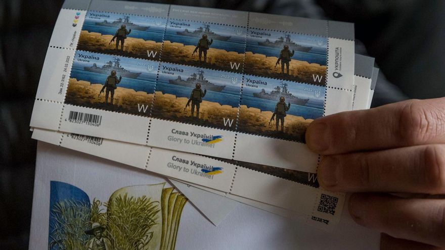 El sello postal de Ucrania en el que aparece un soldado ucraniano haciendo la peineta al buque de guerra ruso