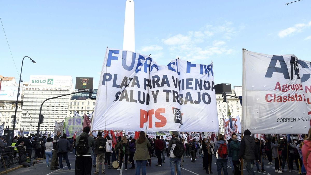 Sectores de izquierda protestan en el Obelisco y marchan en rechazo al Consejo del Salario