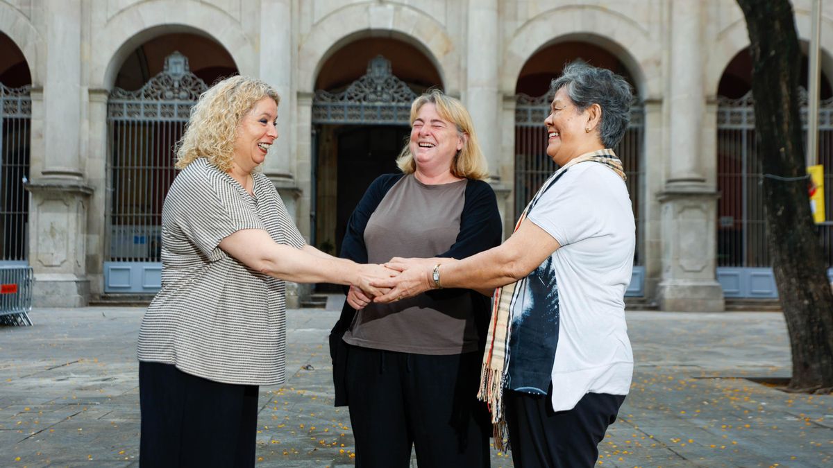 López, Tuluyán y Ahmed posan juntas frente a la Parròquia de Sant Agustí del Raval