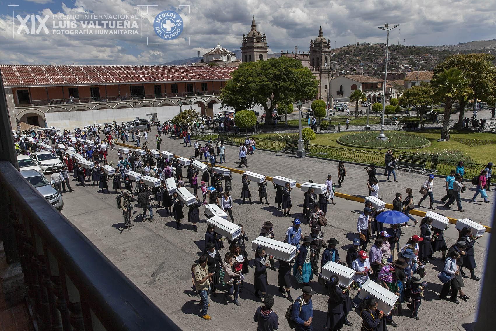 Procesión con los féretros de víctimas del conflicto interno en la ciudad de Huamanga (Ayacucho). En octubre de 2014 se los restos óseos de 65 personas, la mayor parte campesinos victimados en la región de Ayacucho en los años 80 y 90, fueron entregados por funcionarios del Ministerio Público a los familiares. | Foto: Miguel Mejías.