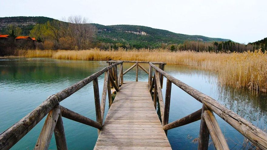 Esta preciosa laguna, de 15 hectáreas y enclavada entre paredes rocosas y pinares, es la joya de esta localidad manchega