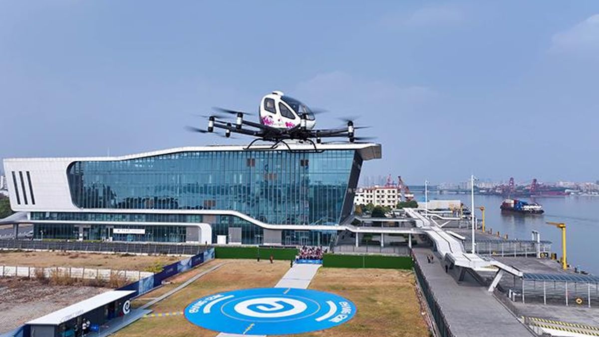 El EH216-S, fabricado por EHang, puede transportar a dos personas sin necesidad de piloto