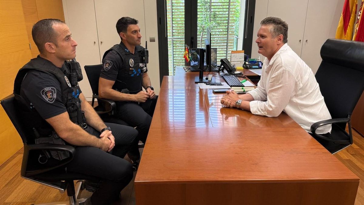Fraga entrega un reconocimiento a dos policías locales que salvaron la vida de un vecino