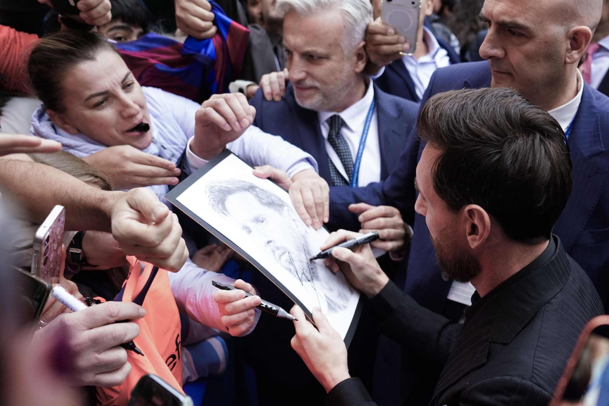 El futbolista argentino Leo Messi, Premio Princesa de Asturias de los Deportes, firma un autógrafo sobre un retrato suyo, este jueves, en Oviedo/Uviéu. 