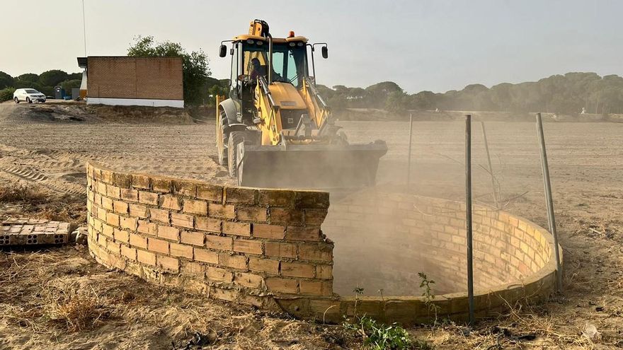 Diez años para cerrar un pozo ilegal en Doñana: la carrera de obstáculos para evitar que la marisma se quede sin agua