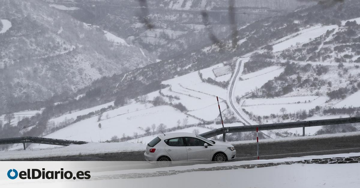 España bajo el azote de la borrasca Ingrid: 65 carreteras afectadas por las nevadas y alerta por olas de 9 metros