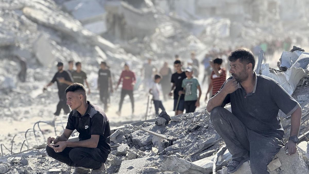Palestinos desplazados vuelven a Ciudad de Gaza tras la entrada en vigor del alto el fuego, el 10 de octubre de 2025.