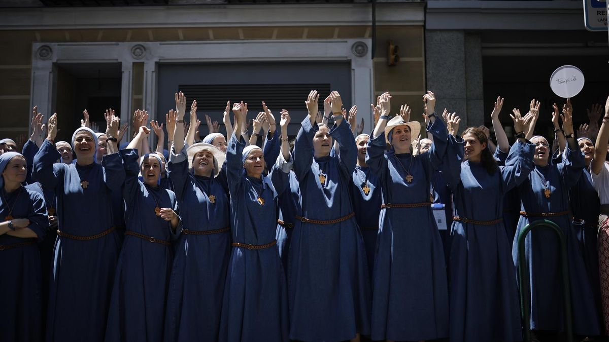 Un grupo de religiosas saludan al papa León XIV en su recorrido por el centro de Madrid en el papamóvil, en el primer trayecto que el Sumo Pontífice realiza con este vehículo por la capital, para dirigirse a la Plaza de Colón, este sábado, primer día de los seis que componen su visita oficial a España.