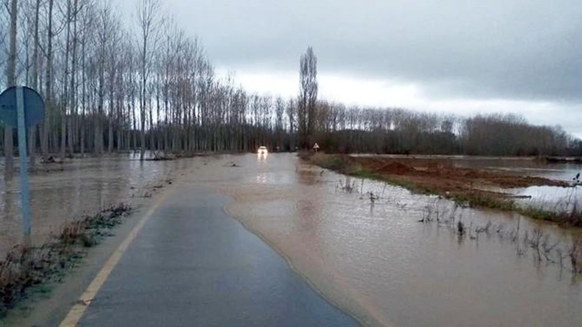 Cuatro carreteras del sureste de León llegaron a cortarse al inundarse por las riadas que deja el temporal