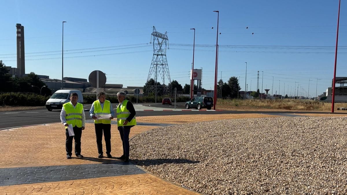Autoridades de la Junta visitando el fin de las obras en la rotonda del cruce entre la N-630 y la CL-622 en Ribaseca.