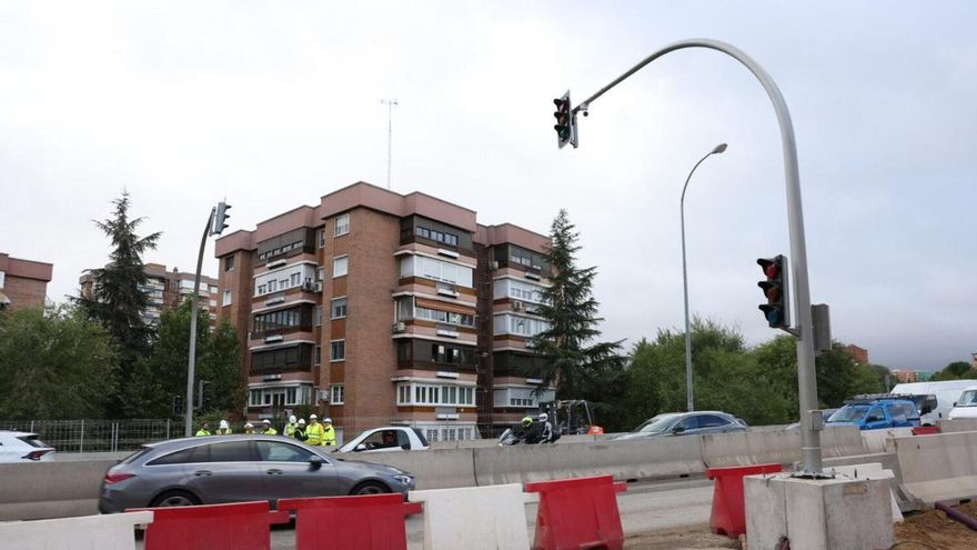 Vuelven los semáforos a la A-5: el Ayuntamiento de Madrid habilita un cruce peatonal ante el corte de los túneles