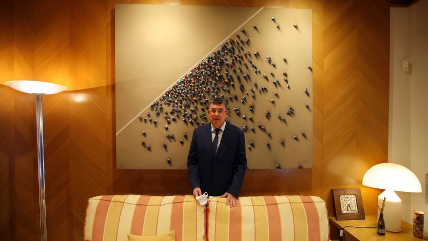 Morera, dirigente de Compromís, en el despacho de la presidencia de las Corts Valencianes. / Jesús Císcar