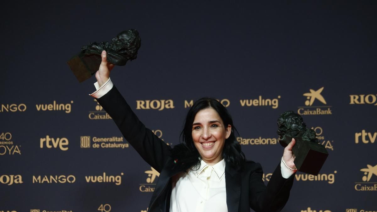 Alauda Ruíz de Azúa posa en los Premios Goya tras hacerse con los galardones.