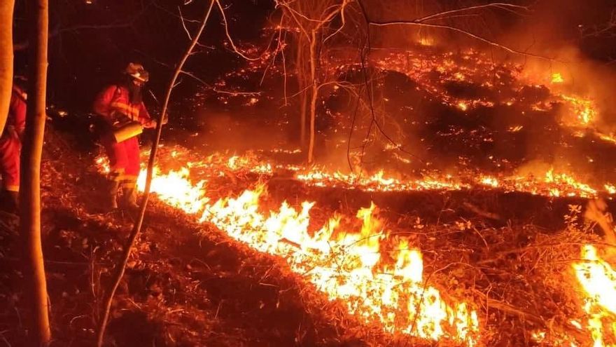 El cambio del viento y la lluvia facilitan dejar controlado el gran incendio de Gipuzkoa, Navarra y Francia tras 2.000 hectáreas arrasadas