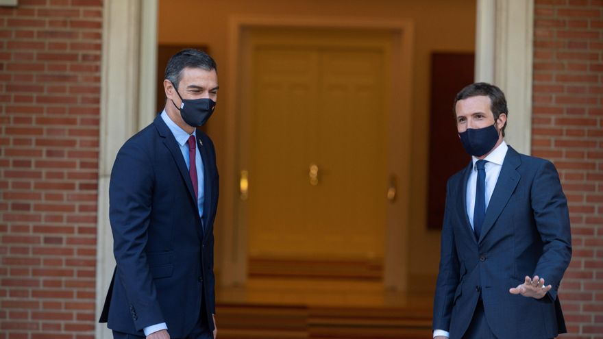 El presidente del Gobierno, Pedro Sánchez (i) y el líder del PP, Pablo Casado (d). EFE/Fernando Villar/Archivo