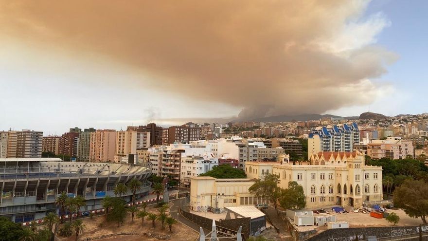 El incendio se aprecia desde Santa Cruz de Tenerife.