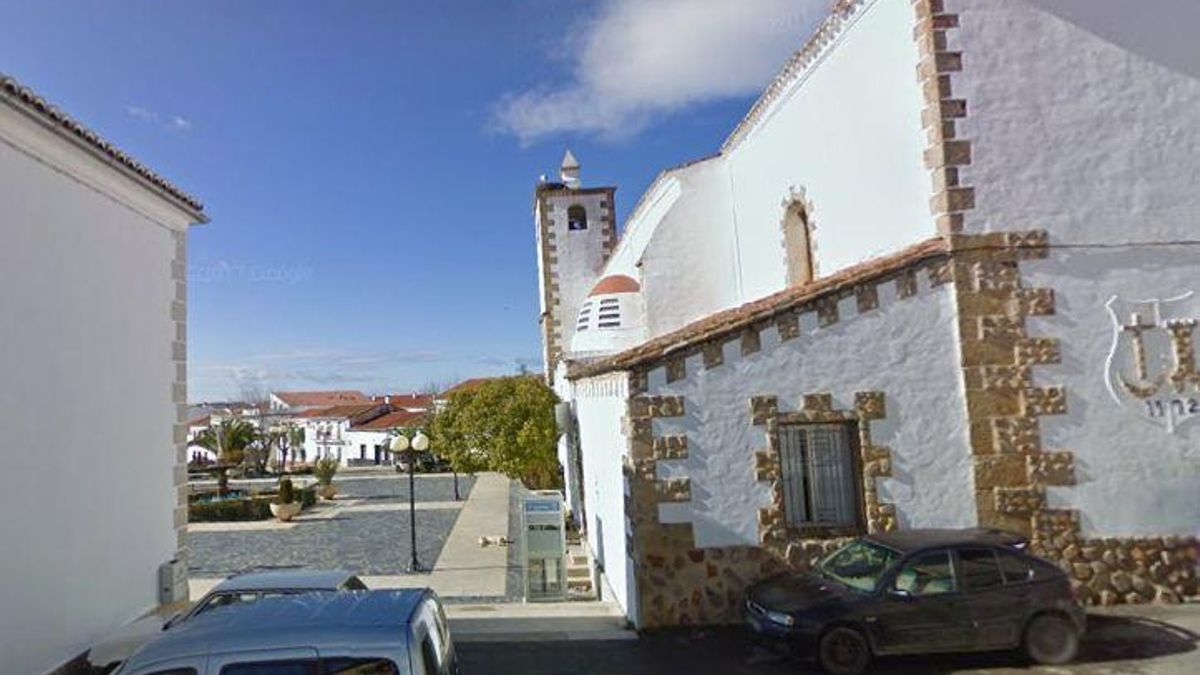 Plaza e iglesia en Santiago de Alcántara