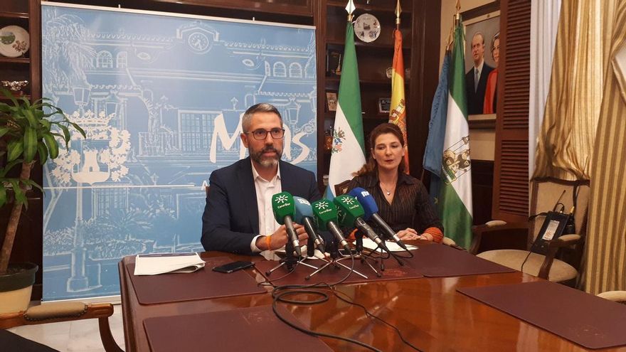 El alcalde Juan Carlos Maldonado y la edil María del Carmen Carmona, en rueda de prensa | N.C.