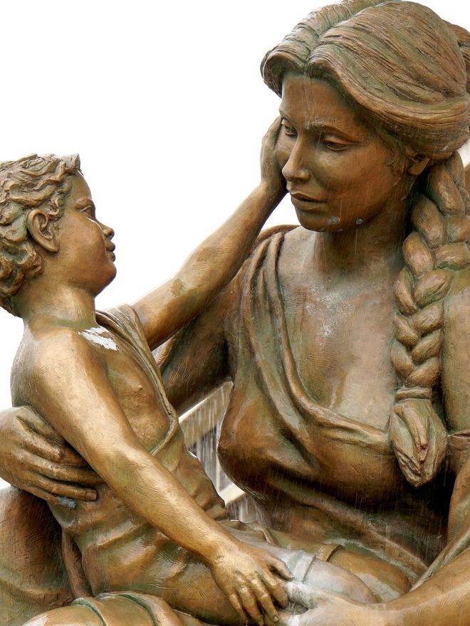 Estatuas por todos lados. Una de las particularidades más curiosas de Skopie es la magnitud de su parque escultórico público. Esta 'madona' representa a la madre de Alejandro Magno.