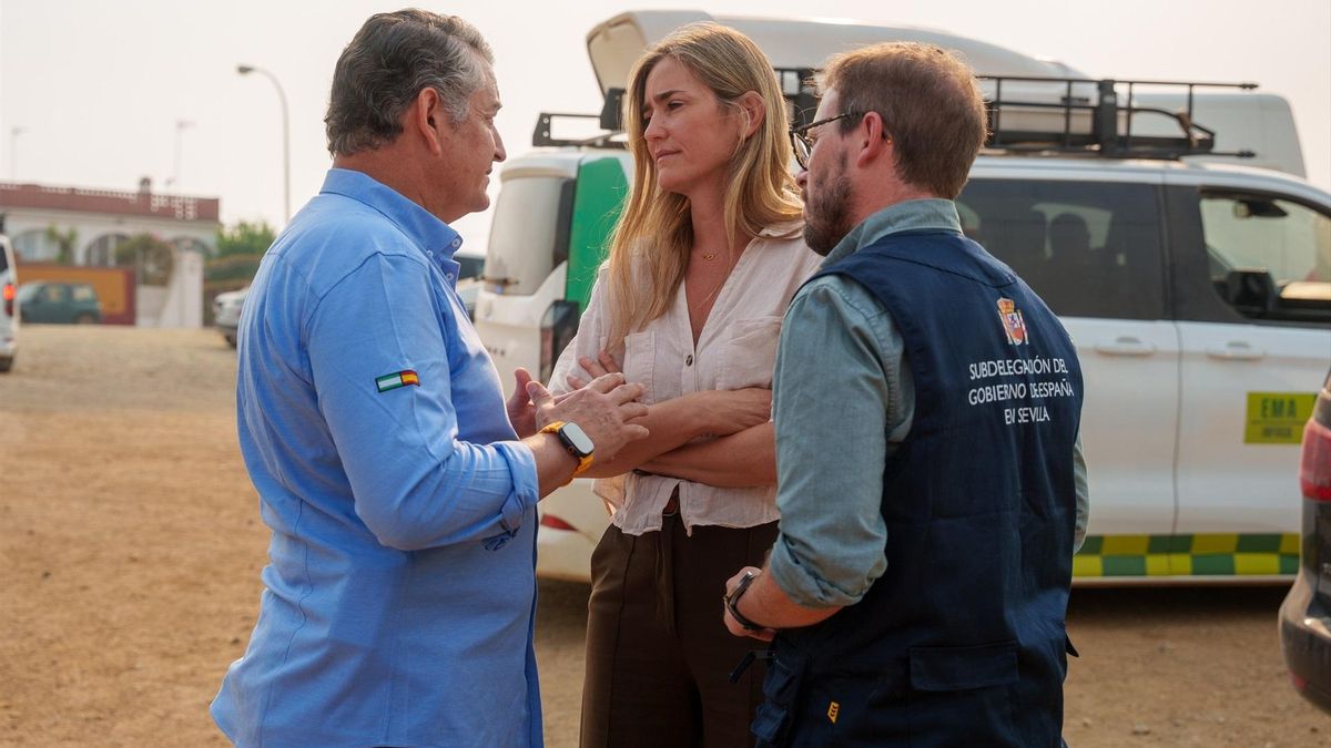 El vicepresidente primero de la Junta, la vicepresidenta tercera del Gobierno y el delegado del Gobierno en funciones, en el Puesto de Mando Avanzado.