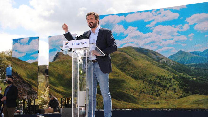 El presidente del PP, Pablo Casado, durante un acto electoral en el Gran Parque Felipe VI de Majadahonda, a 1 de mayo de 2021, en Majadahonda, Madrid (España).